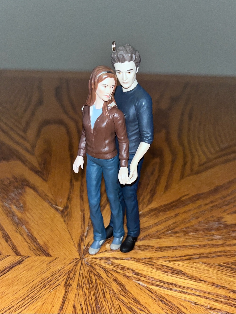2010 Edward and Bella Twilight Hallmark Keepsake Christmas Ornament QXI2276